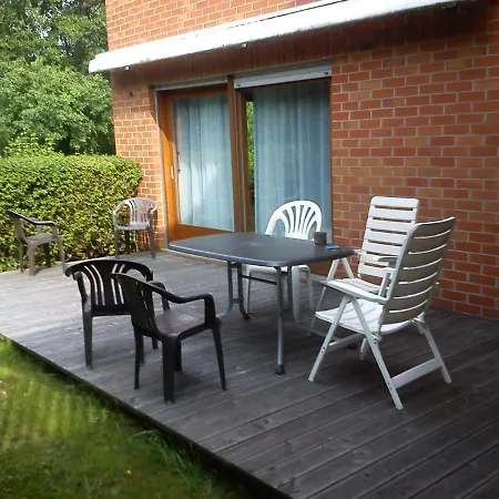 Eg-zimmer Mit Bad Und Terrasse Lägenhet