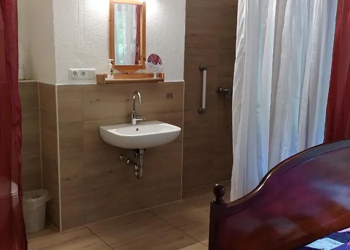 Apartment Eg-zimmer Mit Bad Und Terrasse