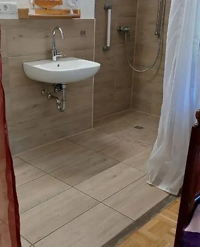 Eg-zimmer Mit Bad Und Terrasse Kassel