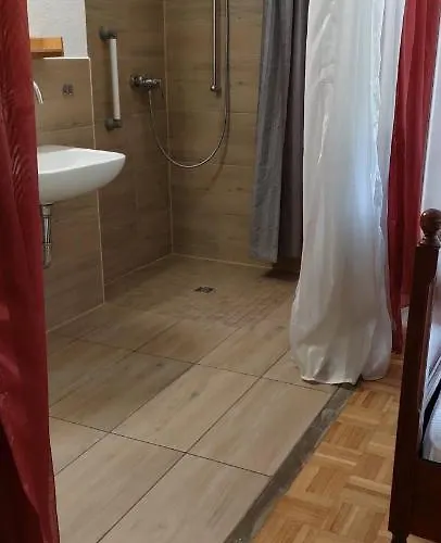 Eg-zimmer Mit Bad Und Terrasse Lägenhet